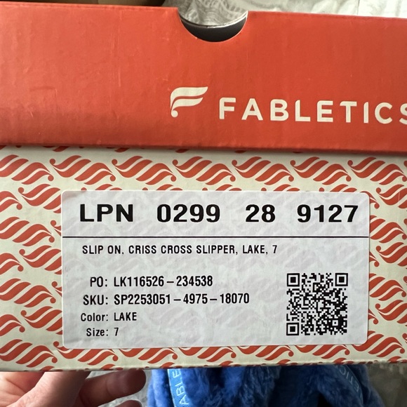 Brand new with box Fabletics Criss Cross slippers - Picture 6 of 6